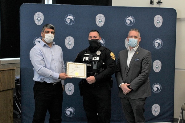 officer jeff leonhardt receives award